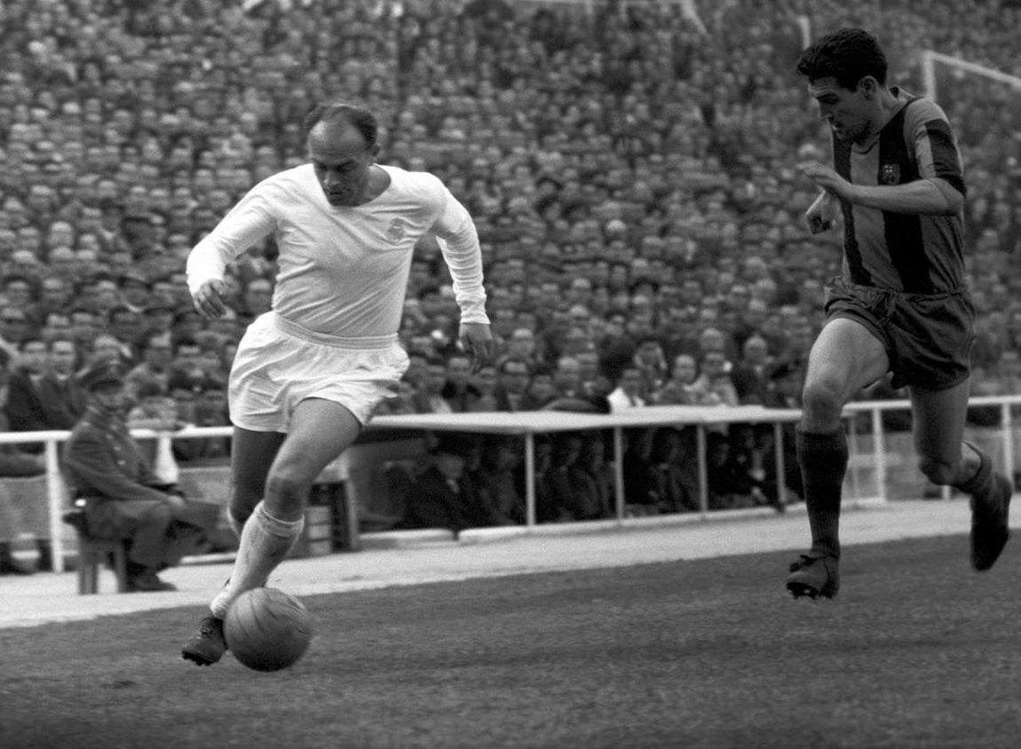 Alfredo Di Stéfano. Un fichaje que cambió la historia del fútbol. Según la última documentación sacada a la luz, el Barcelona fue el primero que firmó un acuerdo con Alfredo Di Stéfano cuando este jugaba en el Millonarios colombiano, pero aún con contrato con River Plate. Era 1953 cuando el argentino se disponía a vestir la camiseta del Barcelona, pero una decisión de la FIFA se lo impidió hasta 1954. Fue entonces cuando apareció el Real Madrid para llegar a un acuerdo con todas las partes implicadas. El lío fue tal que tuvo que intervenir la FIFA y decretar que Di Stéfano jugaría un primer año (53-54) con el Real Madrid y un segundo (54-55) con el Barcelona. Finalmente, la negativa del Barcelona a compartir al jugador y el deseo de Santiago Bernabéu de quedarse con él en propiedad finiquitó el asunto. Di Stéfano nunca jugaría con el conjunto de la Ciudad Condal y se acabaría convirtiendo en una leyenda en la capital.
