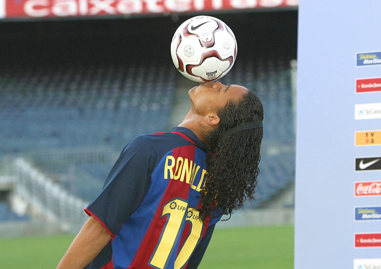 Ronaldinho. Aquel mismo año, en 2003, ambas directivas tenían un plan B por si David Beckham fallaba. Se llamaba Ronaldinho, jugaba en el PSG, y aunque no atraía tantos focos como el inglés, su talento estaba fuera de toda duda. Finalmente, Joan Laporta firmó al brasileño para que jugara en el Barcelona en lo que fue un punto de inflexión para el club catalán. Con Ronaldinho se recuperó la ilusión y pronto se vio que no tenía mucho que enviar a Beckham en cuanto a atractivo publicitario. Acabaría ganando un Balón de Oro de azulgrana y siendo determinante en la segunda Champions de la historia del Barcelona.