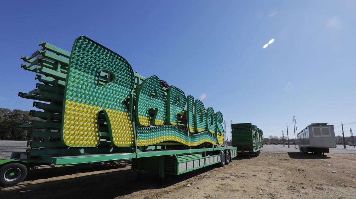 Las primeras atracciones de Vive Park comienzan a montar en el recinto ferial de Sevilla