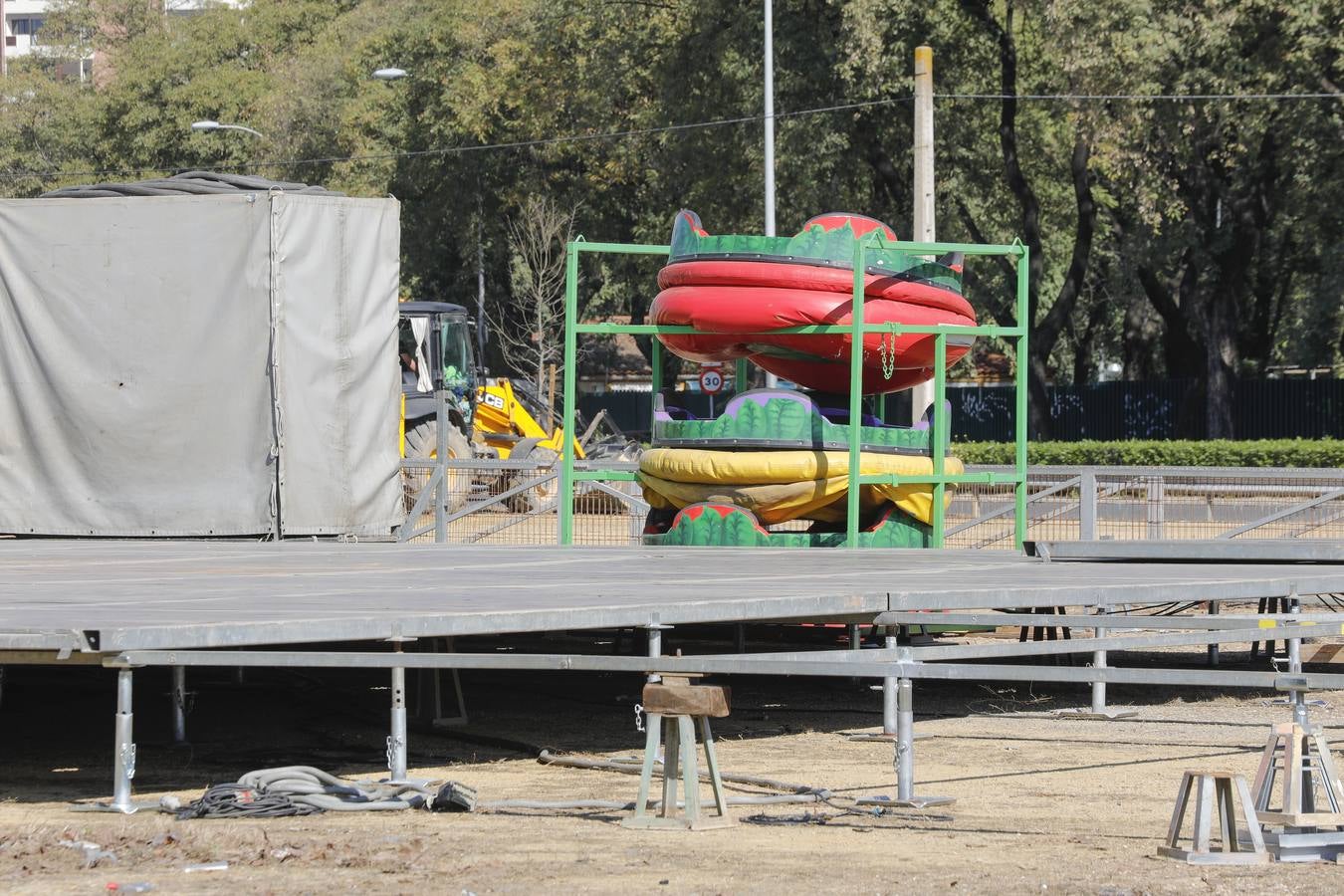 Las primeras atracciones ya han llegado al recinto ferial