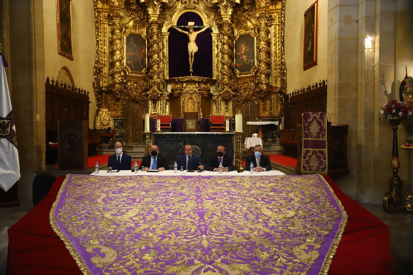 El restaurado manto de la Virgen de las Lágrimas de Córdoba, en imágenes