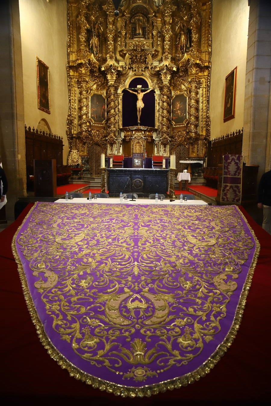 El restaurado manto de la Virgen de las Lágrimas de Córdoba, en imágenes