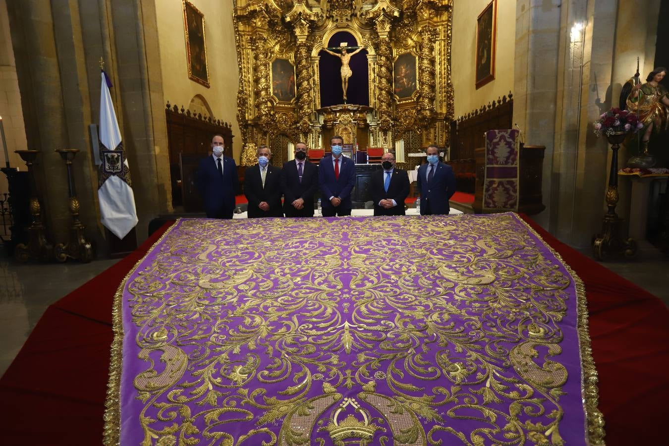 El restaurado manto de la Virgen de las Lágrimas de Córdoba, en imágenes