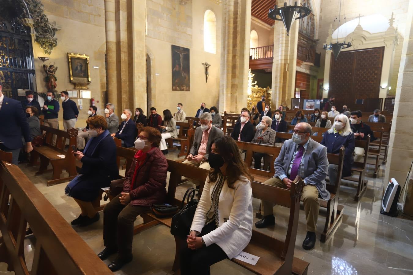 El restaurado manto de la Virgen de las Lágrimas de Córdoba, en imágenes