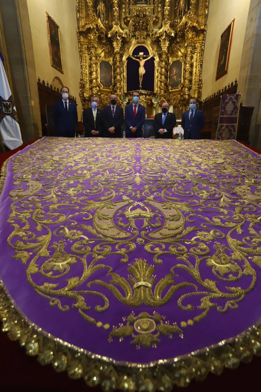 El restaurado manto de la Virgen de las Lágrimas de Córdoba, en imágenes