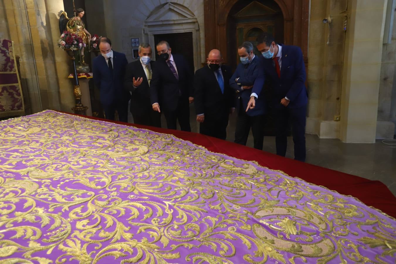 El restaurado manto de la Virgen de las Lágrimas de Córdoba, en imágenes