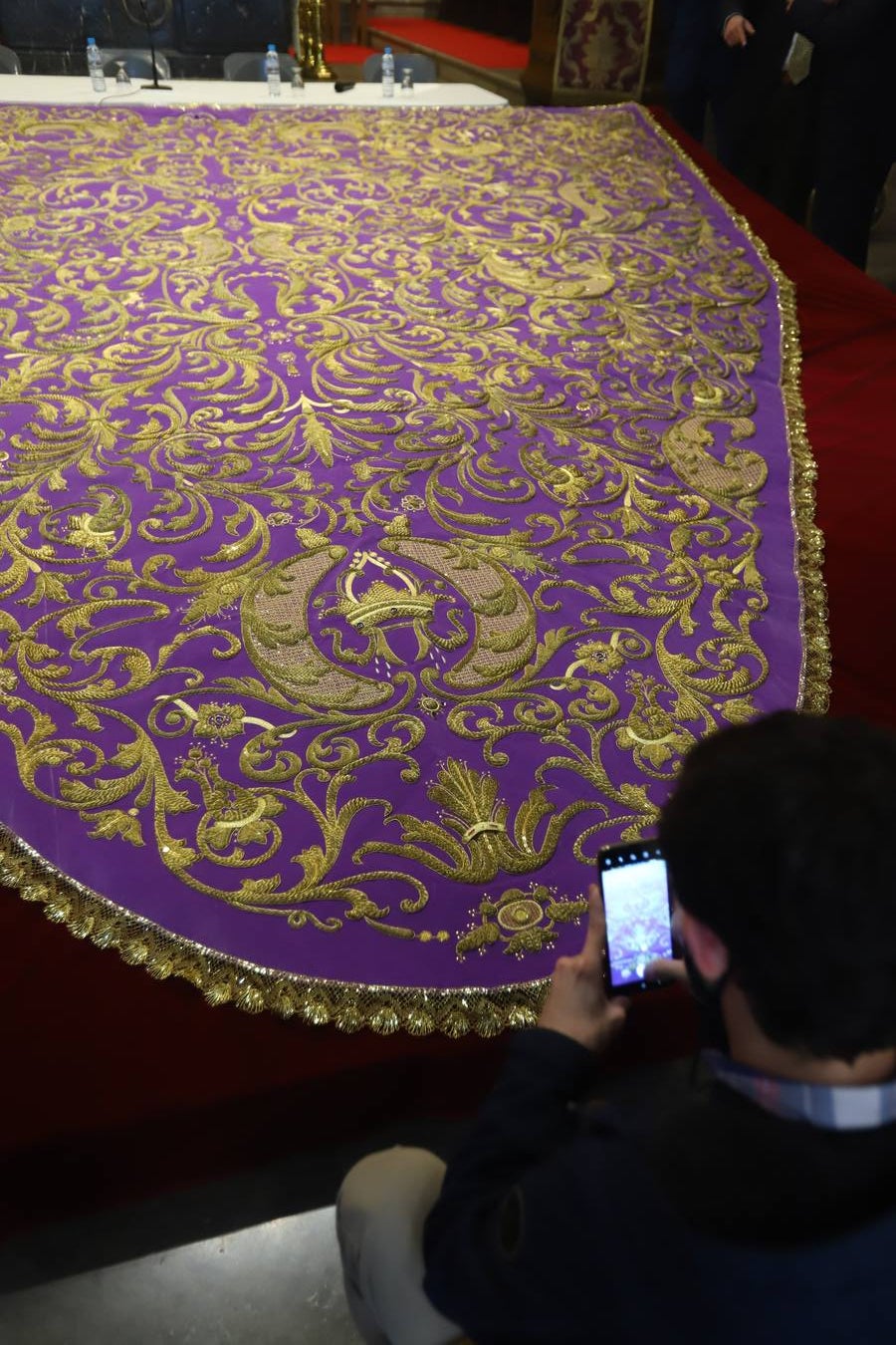 El restaurado manto de la Virgen de las Lágrimas de Córdoba, en imágenes