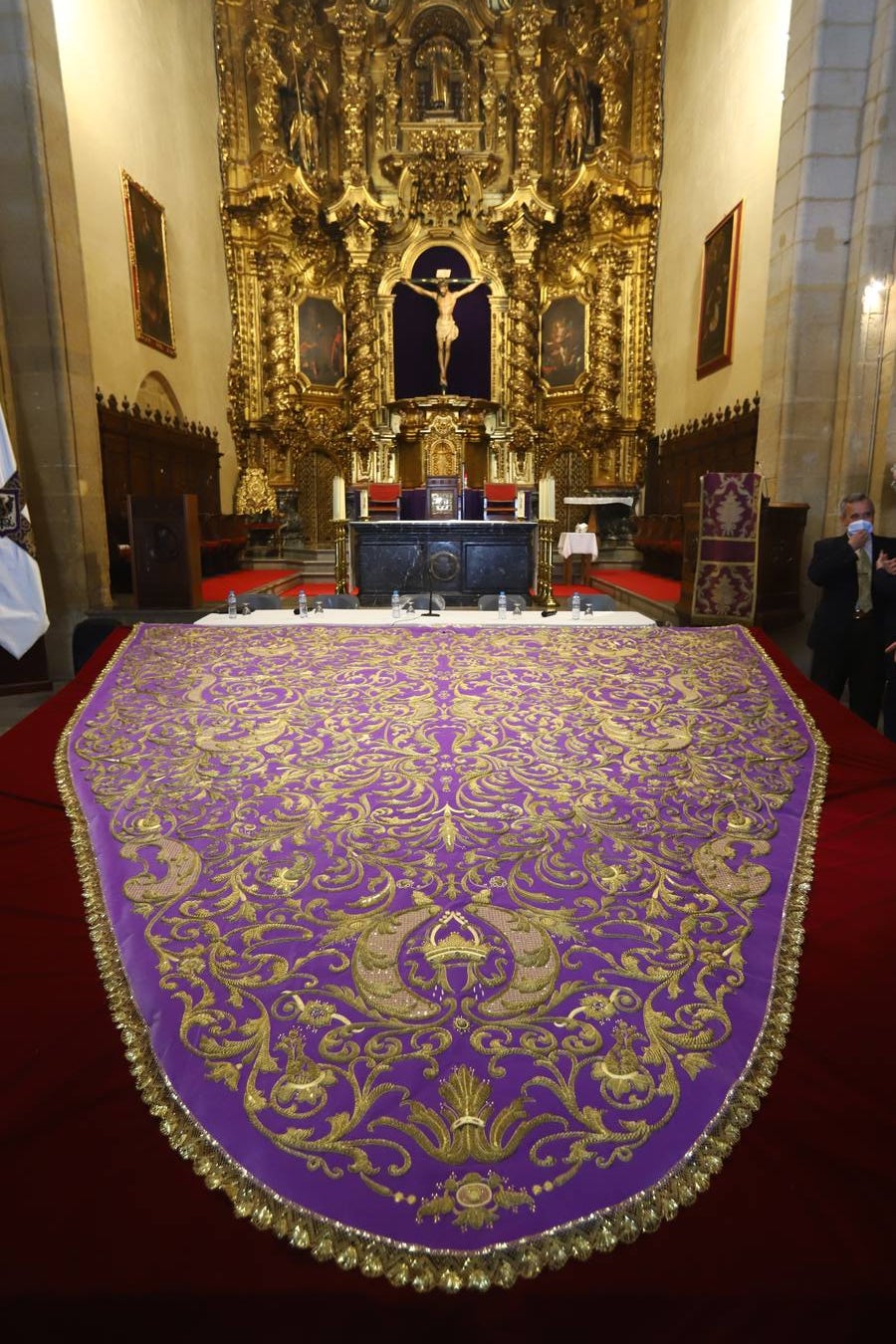 El restaurado manto de la Virgen de las Lágrimas de Córdoba, en imágenes