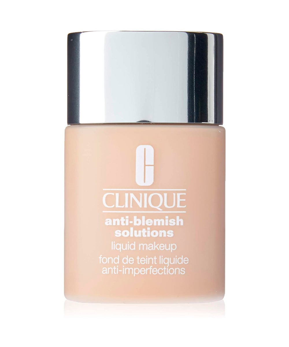 Base de maquillaje Anti-Blemish Solutions de Clinique. Esta base de maquillaje ha sido especialmente formulada para pieles con granos, ya que incluye ingredientes que favorecen su control, como el ácido salicílico. La Base de maquillaje Anti-Blemish Solutions de Clinique (36,50 €), esta libre de aceites, ofrece una cobertura alta y de larga duración.