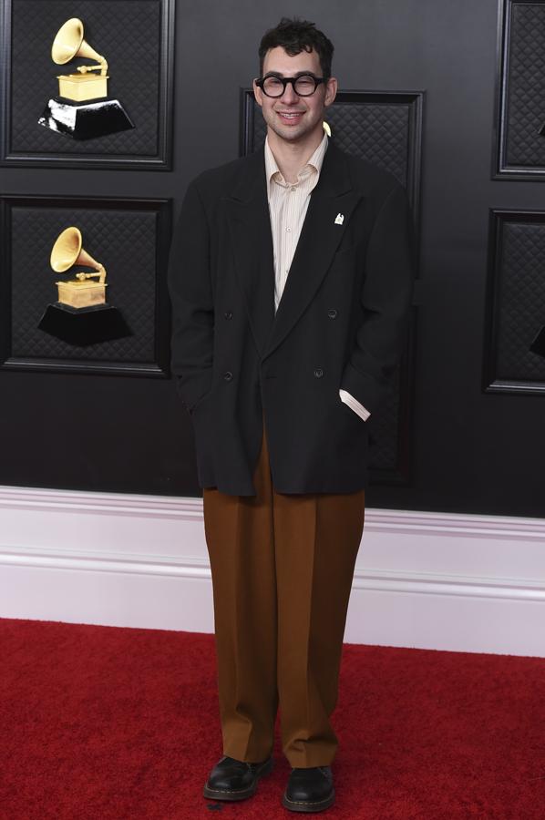 Jack Antonoff - Alfombra roja de los Grammy 2021. Más informal que otros invitados, hizo gala del estilo 'nerd' con un traje bicolor de corte oversize que conjuntó con una camisa fluida de rayas y zapatos de Dr. Martens.