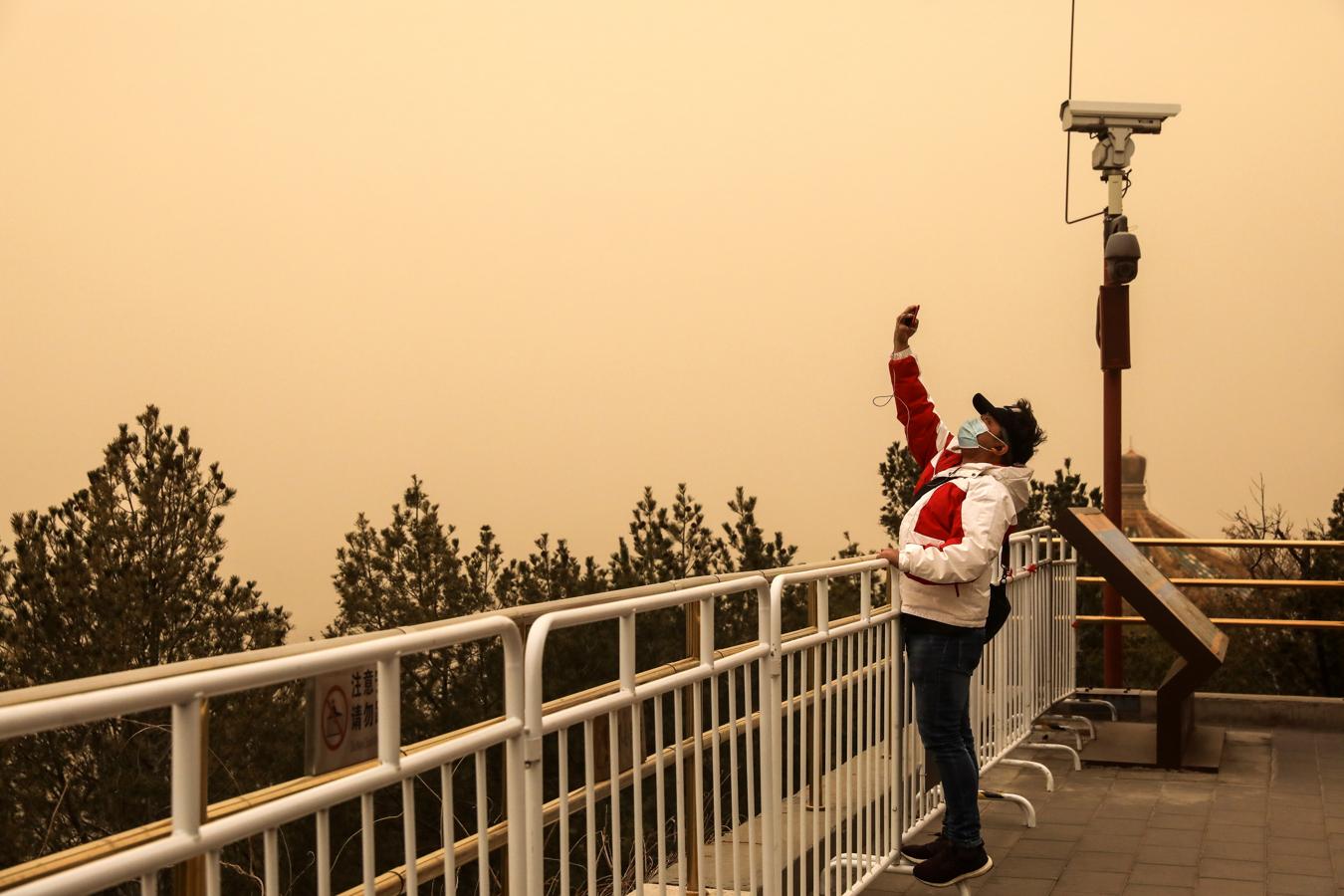 Miles de personas han fotografiado la tormenta de arena en Pekín. 