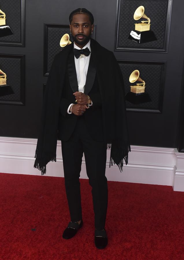 Big Sean - Alfombra roja de los Grammy 2021. Eligió un sofisticado traje negro de Zegna con solapas satinadas al que añadió un fular del mismo tono.