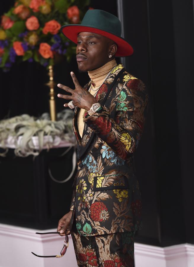 DaBaby - Alfombra roja de los Grammy 2021. Muy colorido con un traje de Jacquard y estampado floreado firmado por Dolce &amp; Gabbana al que añadió unas gafas de sol-joya con cristales burdeos.