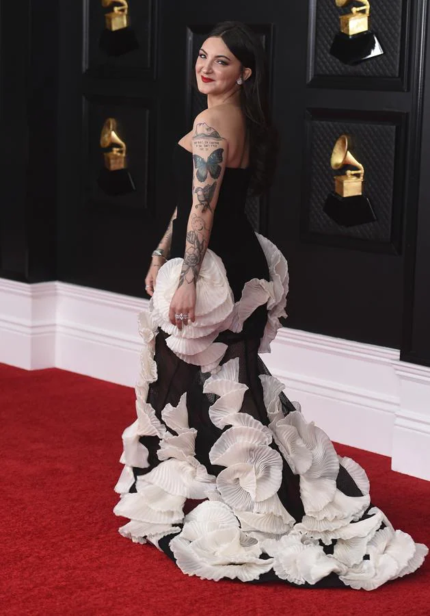 Julia Michael, en la alfombra roja de los Premios Grammy 2021. Con un diseño en blanco y negro de Georges Chakra