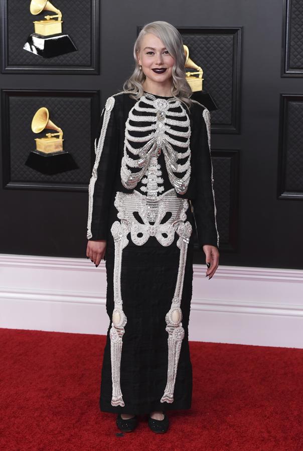 Phoebe Bridgers, en la alfombra roja de los premios Grammy 2021. Con un diseño de Thom Browne.