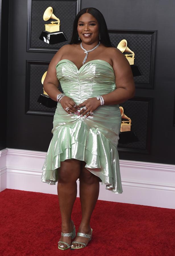 Lizzo, en la alfombra roja de los Premios Grammy 2021. Con un diseño en color verde firmado por Balmain