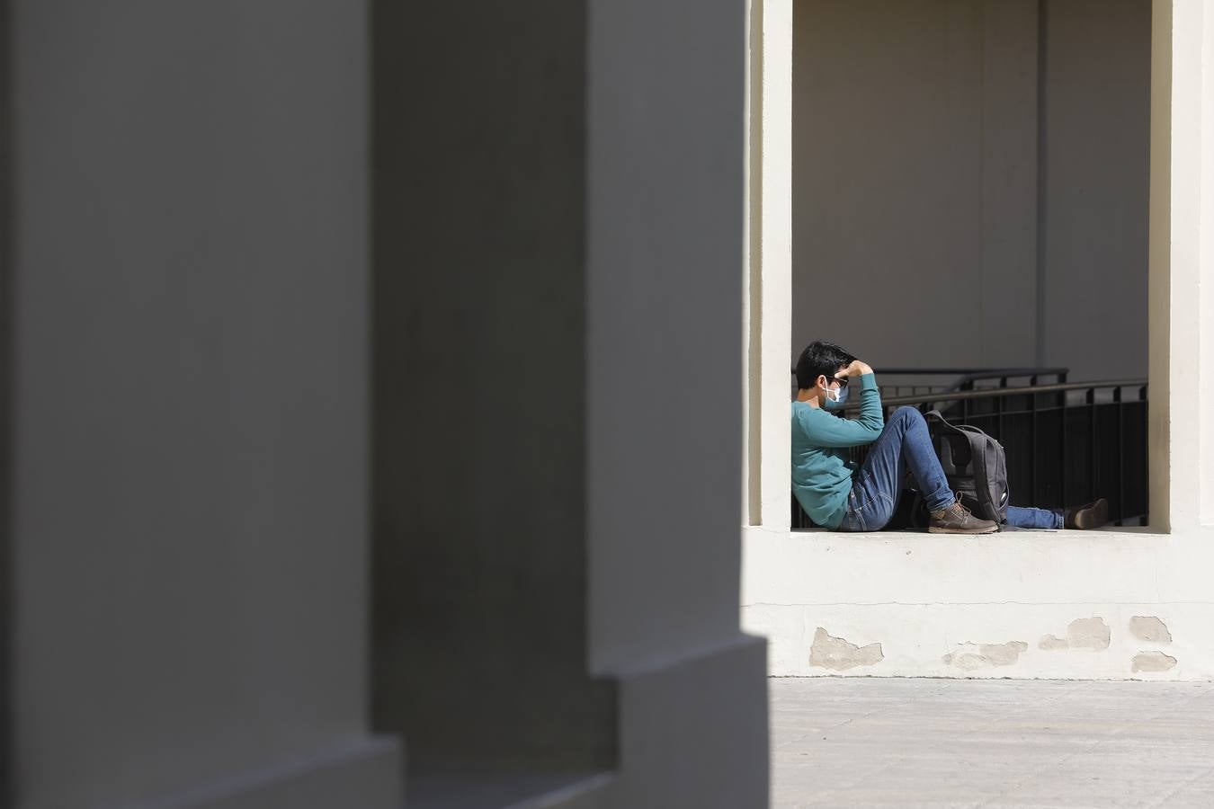 Los centros de la Universidad de Sevilla están casi vacíos