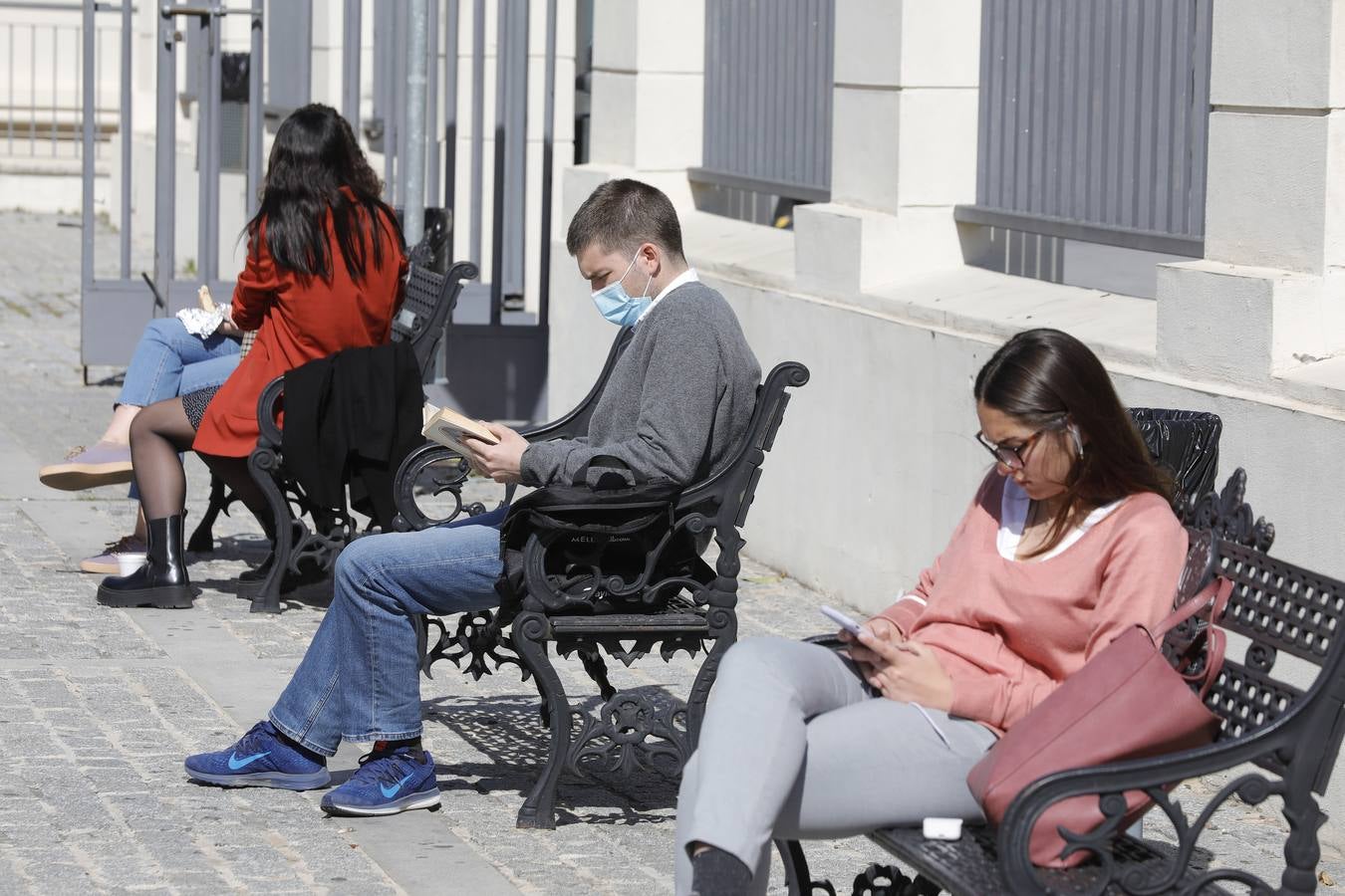 Los centros de la Universidad de Sevilla están casi vacíos