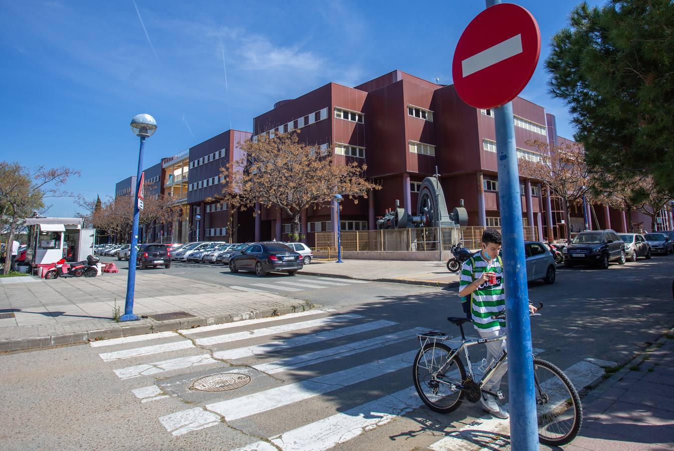 Los centros de la Universidad de Sevilla están casi vacíos