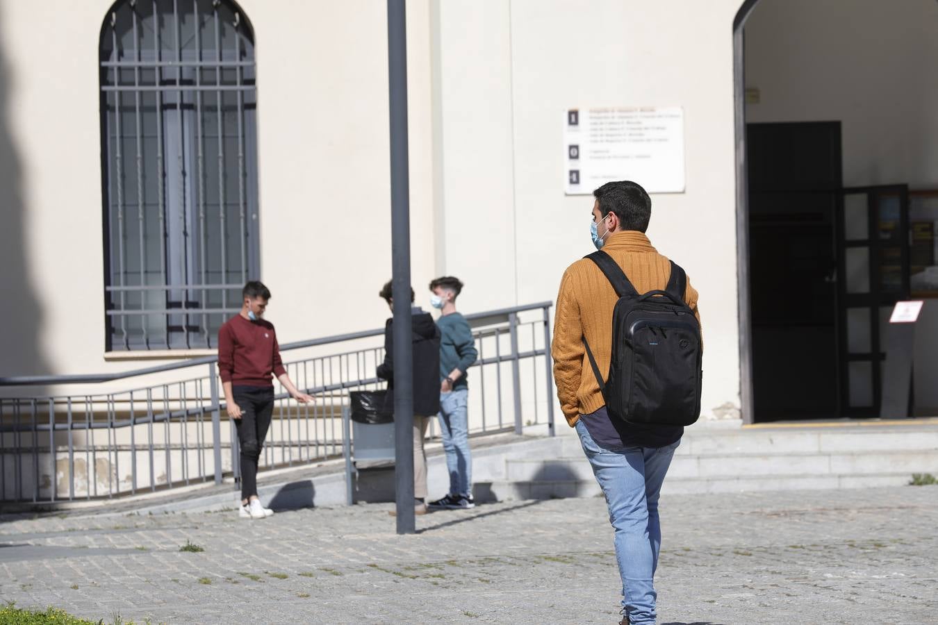 Los centros de la Universidad de Sevilla están casi vacíos