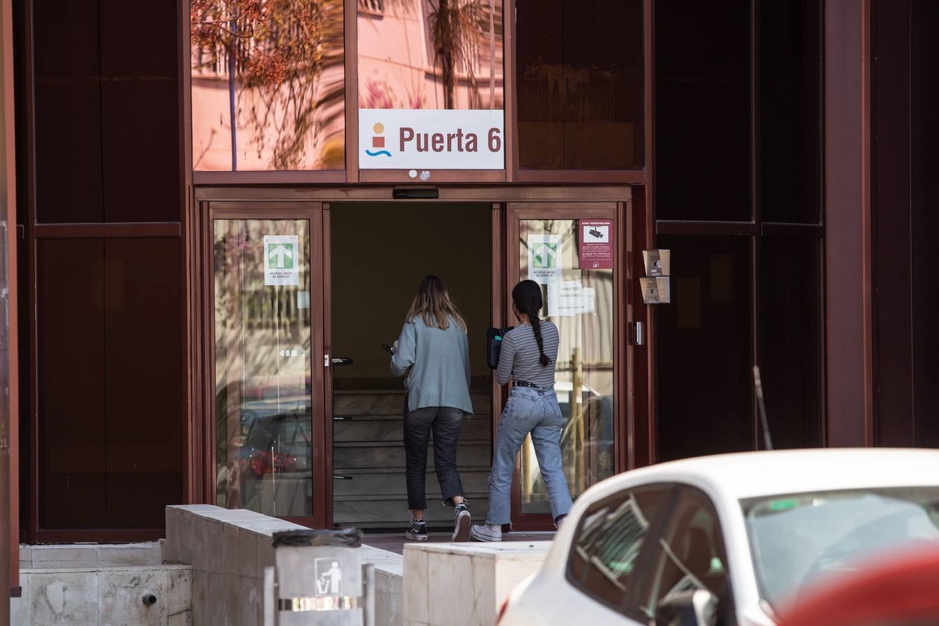 Los centros de la Universidad de Sevilla están casi vacíos