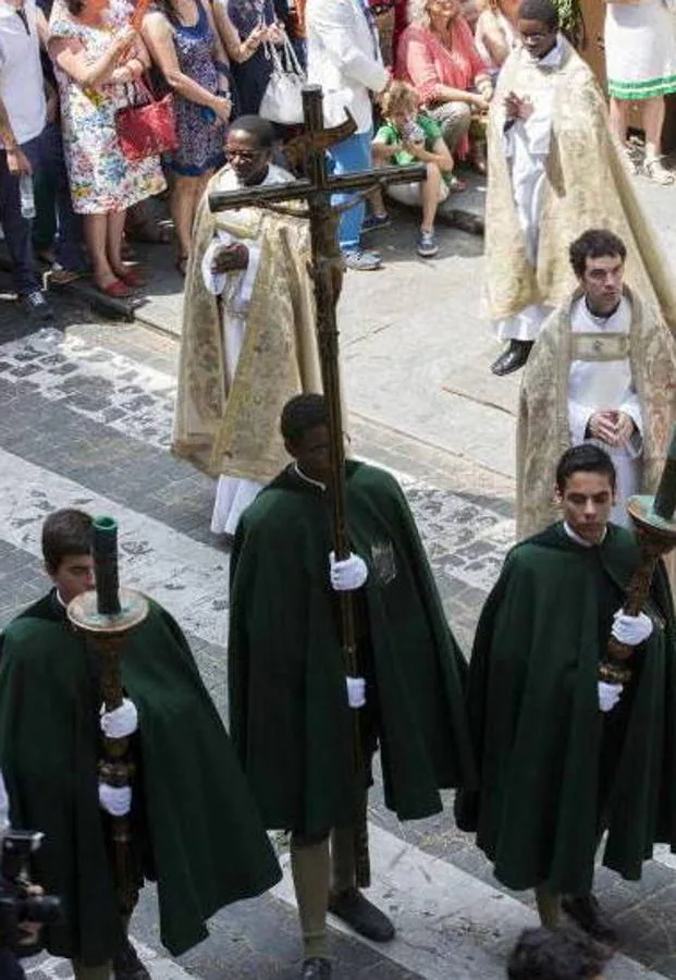 Cruz y ciriales de la cofradía de la Santa Caridad con sus verdes vestiduras en la procesión del Corpus Christi de Toledo. Foto www.santacaridadtoledo.org. 