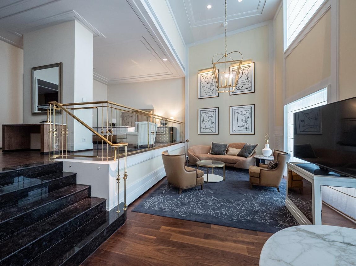 Los pisos de Galerías Canalejas, al detalle. Para que los futuros propietarios puedan hacerse a la idea de cómo serán las viviendas, hay habilitado un showroom en el edificio de la Plaza de Canalejas. Se trata de un piso piloto un poco más pequeño que el original, en el que están reflejados todos los detalles con sumo cuidado.