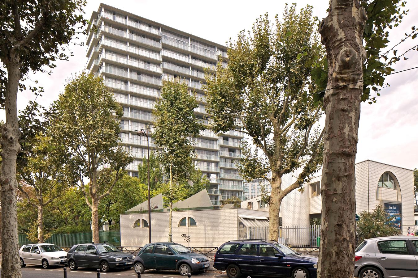 La torre Bois-le-Pêtre (2011). Junto a Fréderic Druot, sometieron este edificio residencial de 1961 a una metamorfosis gracias a la que los habitantes ganaron sustancialmente en espacio y calidad de vida
