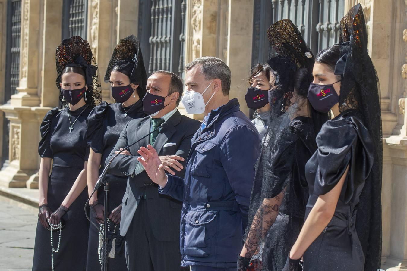 En imágenes, presentación en Sevilla de «La mantilla, del dolor a la alegría»