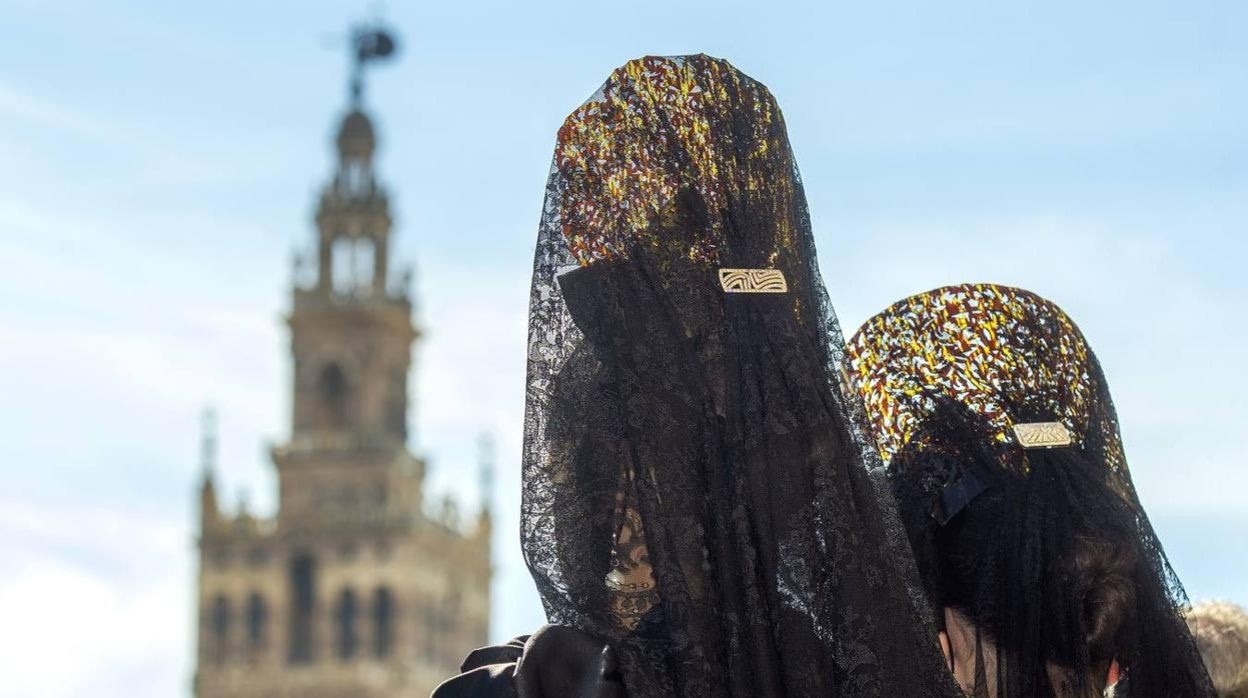 En imágenes, presentación en Sevilla de «La mantilla, del dolor a la alegría»