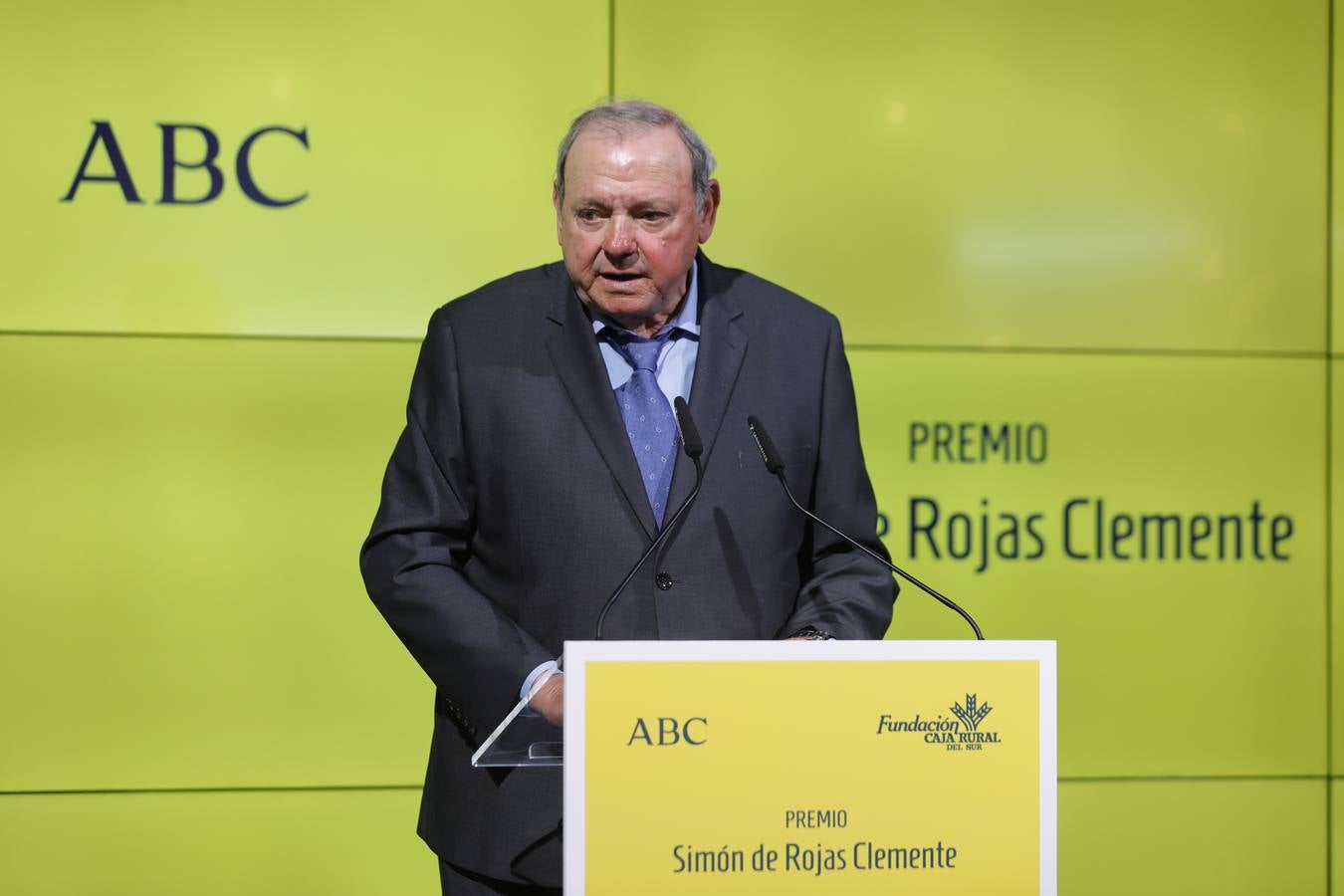 José Lorca Fernández, presidente de TROPS, recoge uno de los galardones