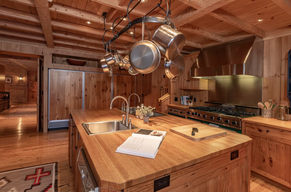 Así es el rancho de Tom Cruise. La cocina está equipada con gabinetes de madera y electrodomésticos de acero inoxidable de alta gama. Incluye, también, una isla con doble fregadero y espacio extra de almacenaje.