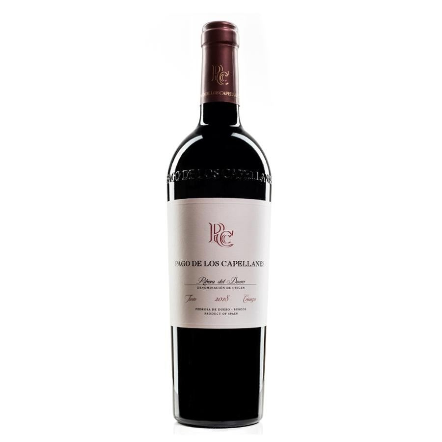 Pago de los Capellanes Crianza 2018. Un vino bajo el sello DO Ribera del Duero lleno de armonía y elegancia reflejo del paisaje extremo de la zona. Vivo, equilibrado, íntegro. De una boca jugosa que invita a comer y sentirse bien. Es un vino de profundo color rojo picota, que ofrece unos limpios e intensos aromas a frutas rojas y negras bien maduras, con matices especiados aportados por la madera de roble francés y un regaliz muy marcado por la variedad de uva. Precio: 21,50€
