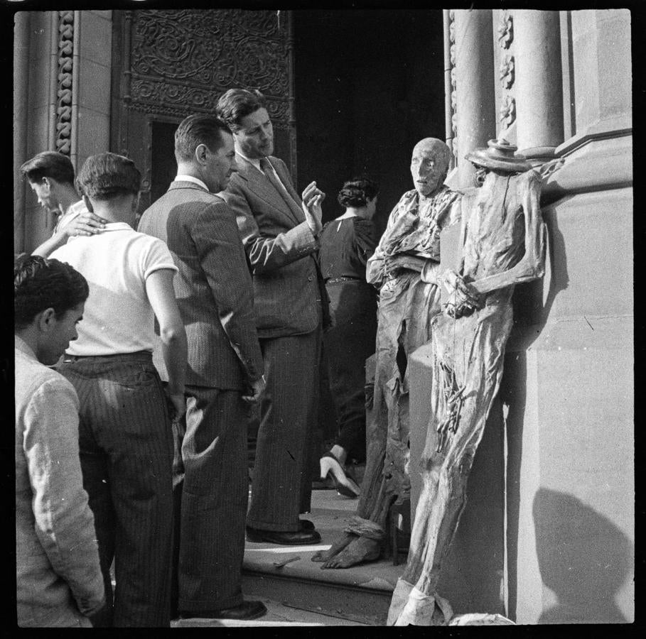 'Sin título' ('Exhibición de las momias de las monjas, convento de las Salesas'). Paseo de Sant Joan, Barcelona, julio de 1936. Arxiu Campañà