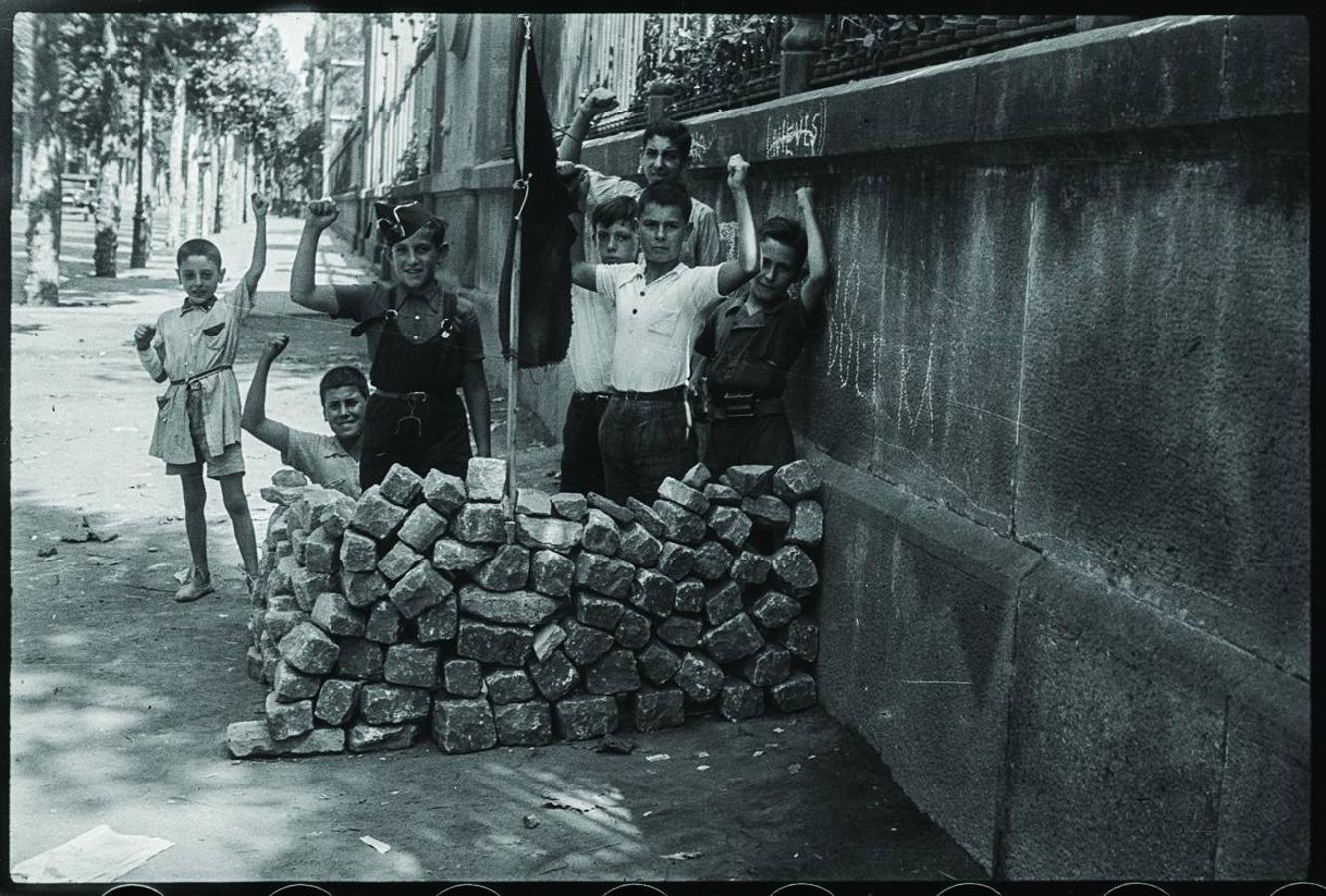 'Barricada infantil detrás de la Universitat de Barcelona'. Agosto de 1936. Arxiu Campañà