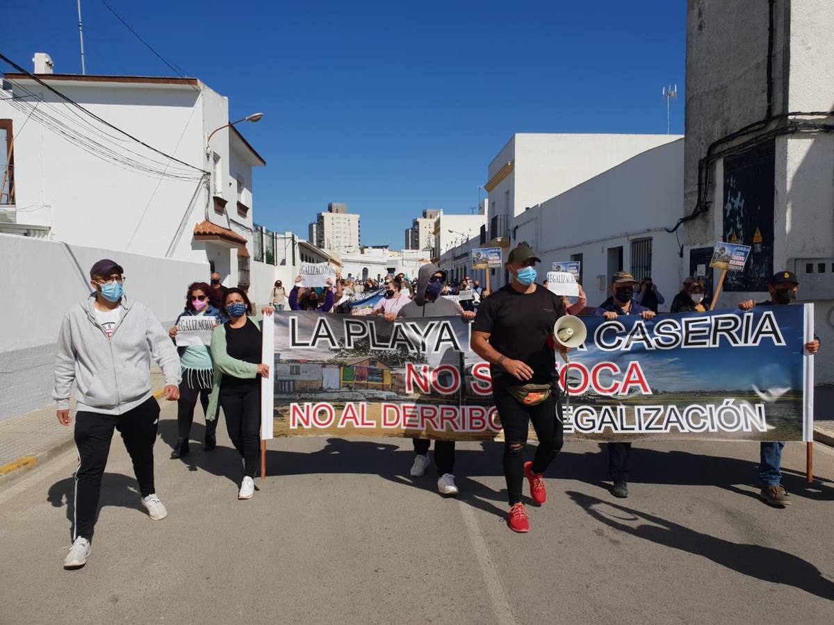 FOTOS: Concentración en San Fernando contra el derribo las casetas de La Casería