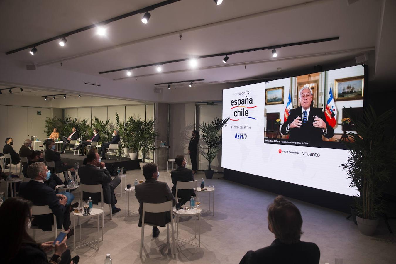 Julián Quirós, José María Aznar, Manuel Contreras Caro y Sebastián Piñera, en pantalla, durante el Foro Vocento España-Chile. 