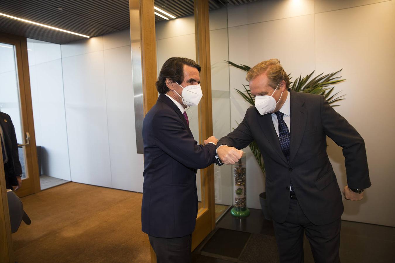 José María Aznar e Ignacio Ybarra se saludan antes de que comience el Foro Vocento España-Chile. 