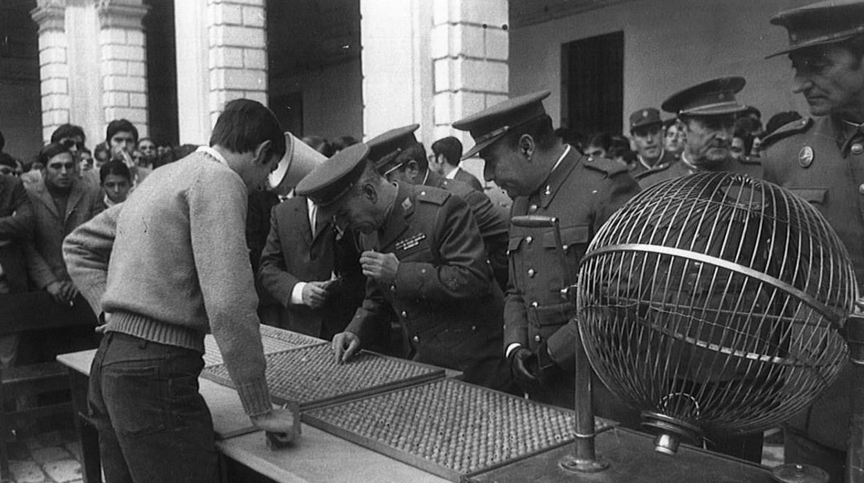 Veinte años del servicio militar obligatorio: imágenes históricas de los sorteos de quintos en Sevilla