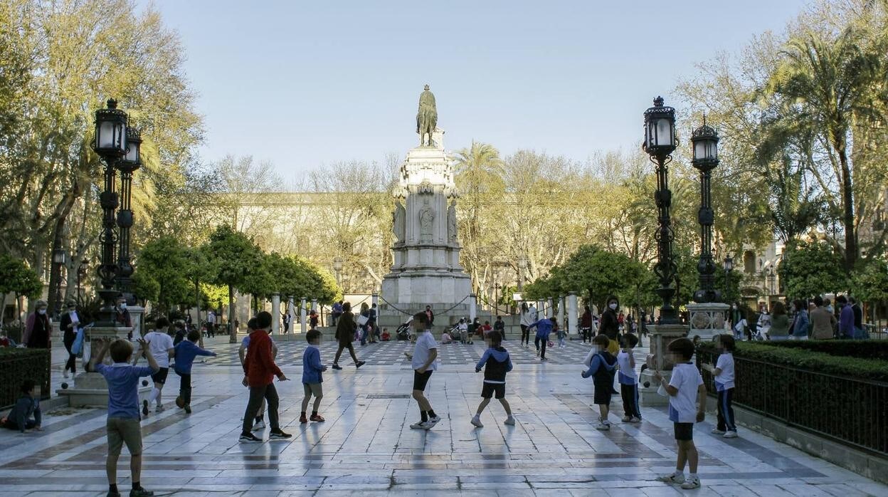 En imágenes, los niños toman las plazas de Sevilla
