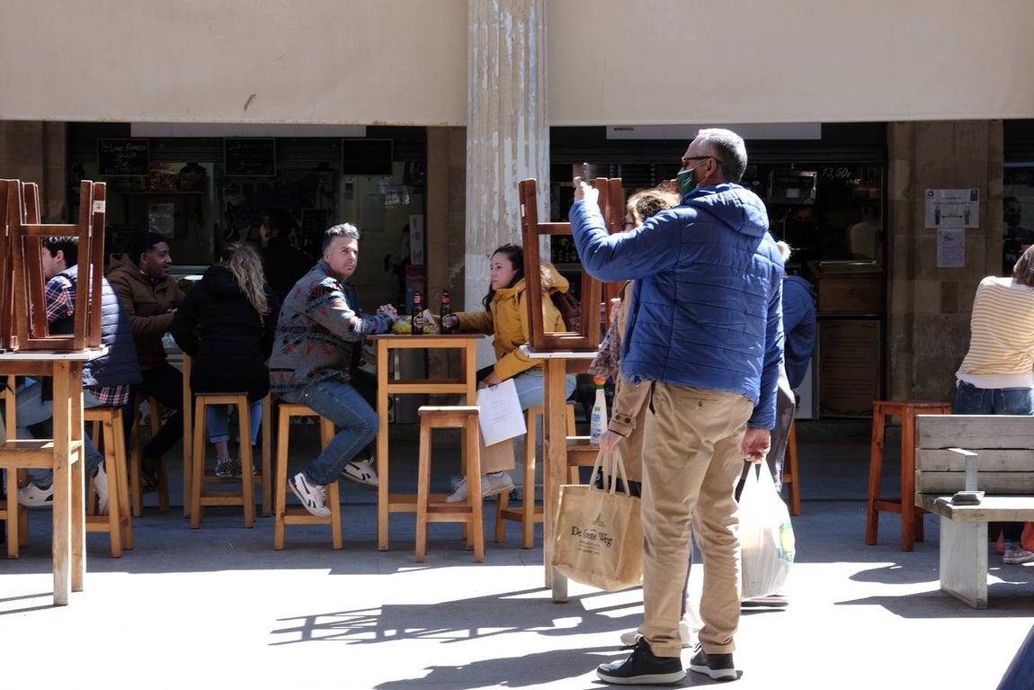 FOTOS: El buen tiempo empuja a los gaditanos a la calle