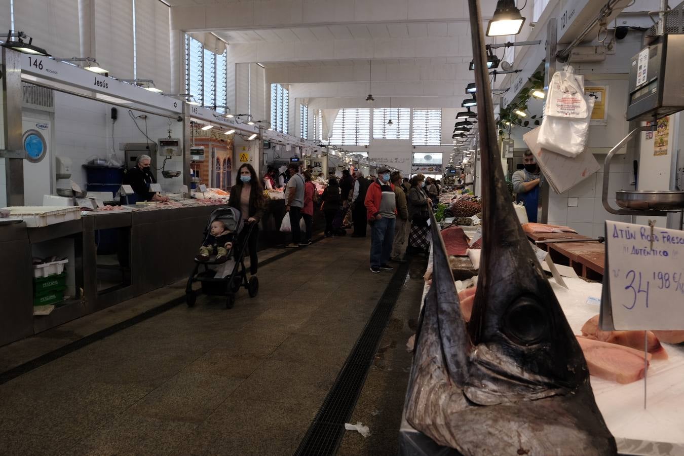 FOTOS: El buen tiempo empuja a los gaditanos a la calle