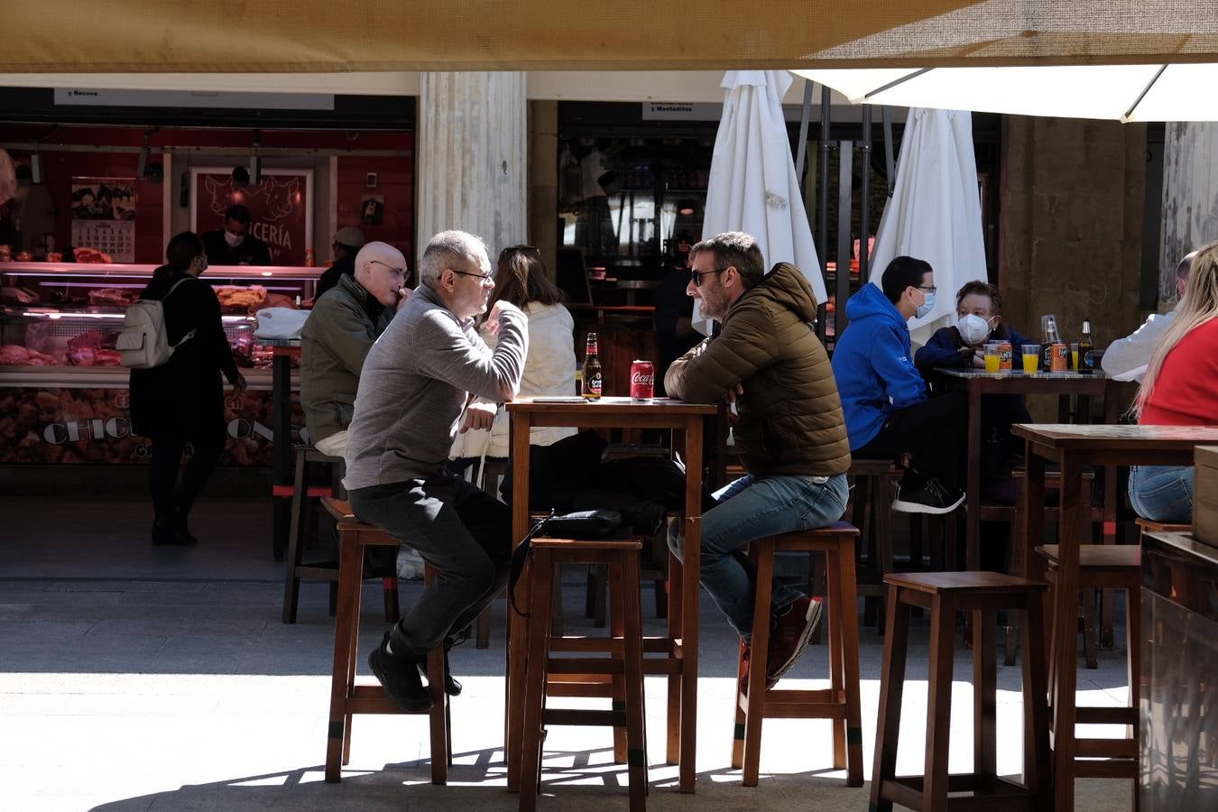 FOTOS: El buen tiempo empuja a los gaditanos a la calle