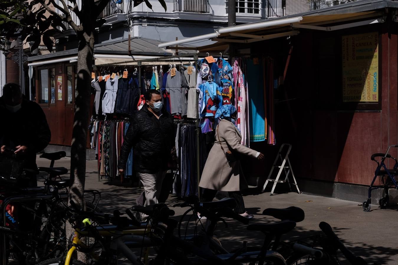 FOTOS: El buen tiempo empuja a los gaditanos a la calle