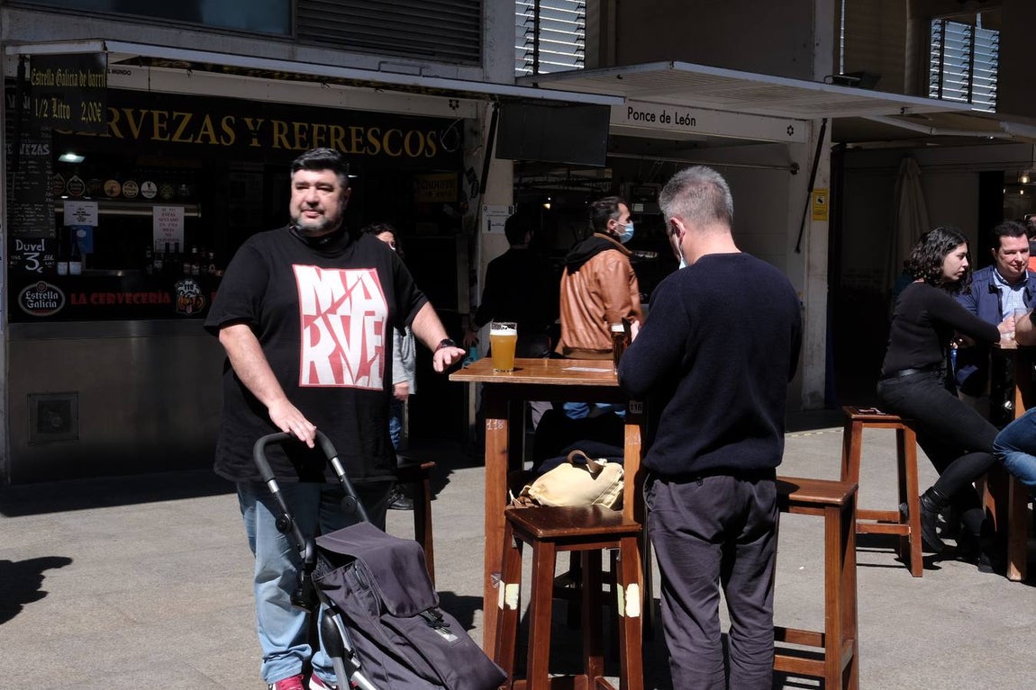 FOTOS: El buen tiempo empuja a los gaditanos a la calle