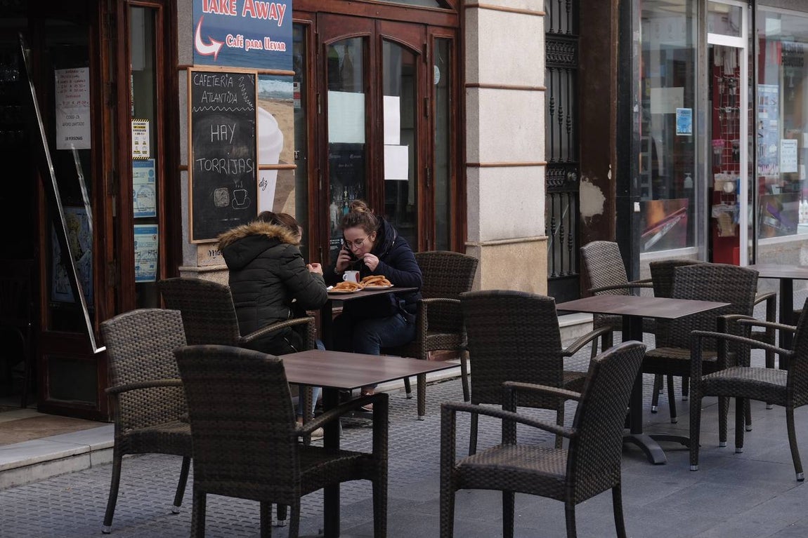 FOTOS: El buen tiempo empuja a los gaditanos a la calle