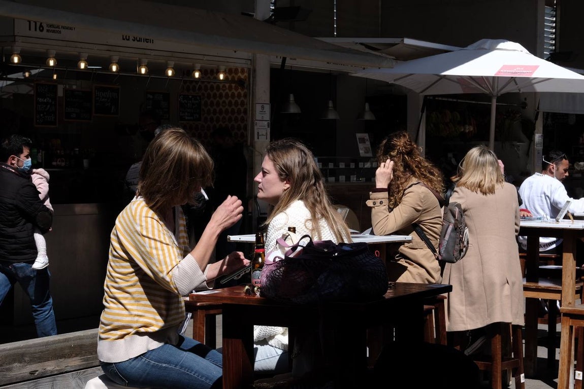 FOTOS: El buen tiempo empuja a los gaditanos a la calle