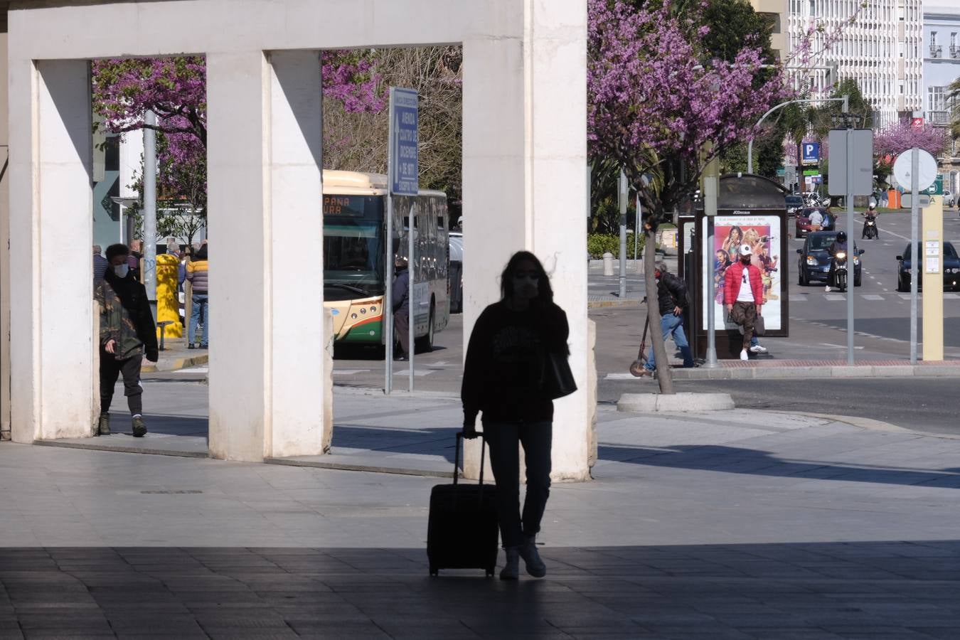 FOTOS: El buen tiempo empuja a los gaditanos a la calle