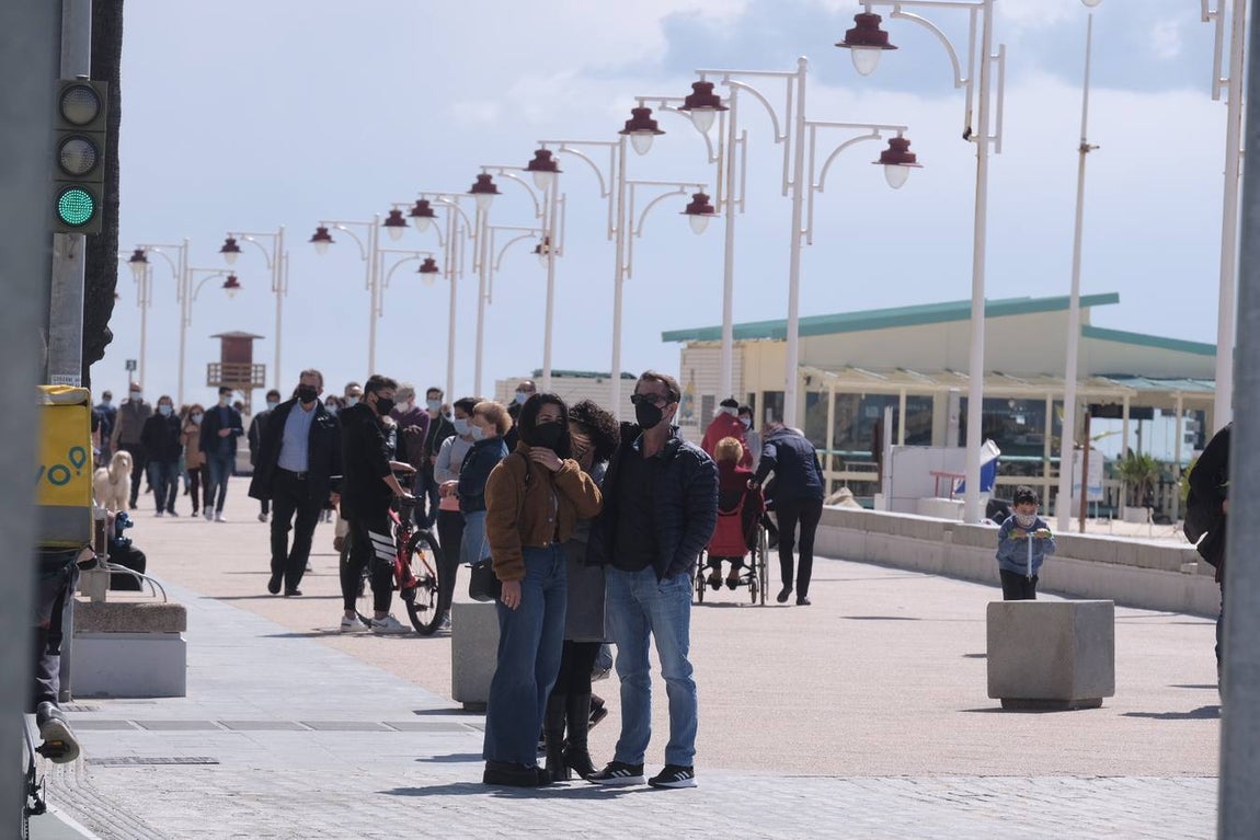FOTOS: El buen tiempo empuja a los gaditanos a la calle