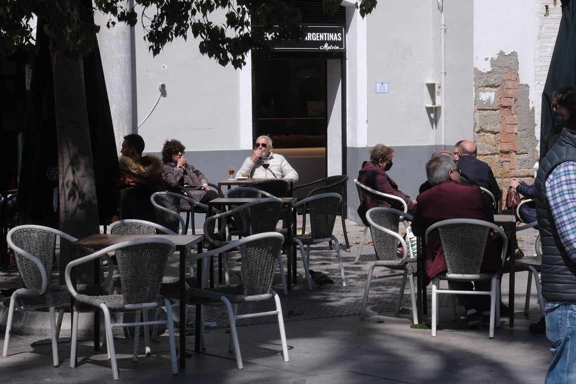 FOTOS: El buen tiempo empuja a los gaditanos a la calle